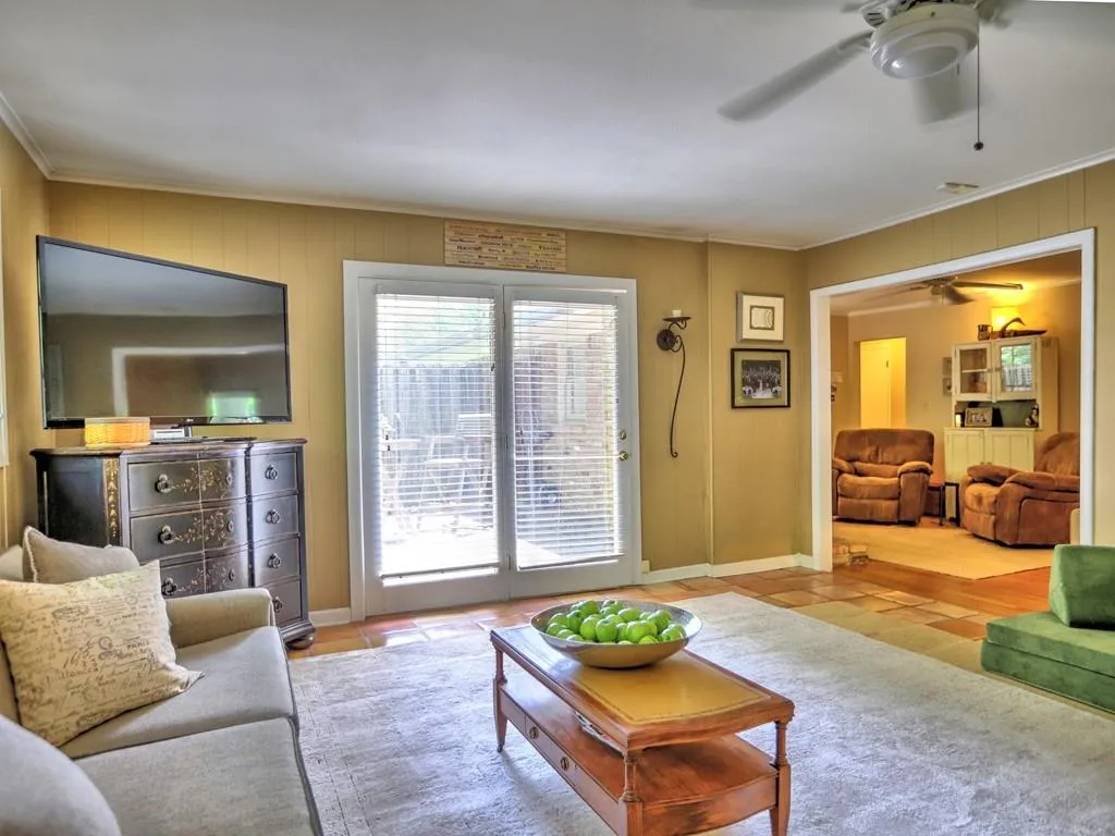 190 West Spalding Drive, Sandy Springs, Georgia 30328, 4 Bedrooms Bedrooms, ,2 BathroomsBathrooms,Residential,Sold,190 West Spalding Drive,7069918