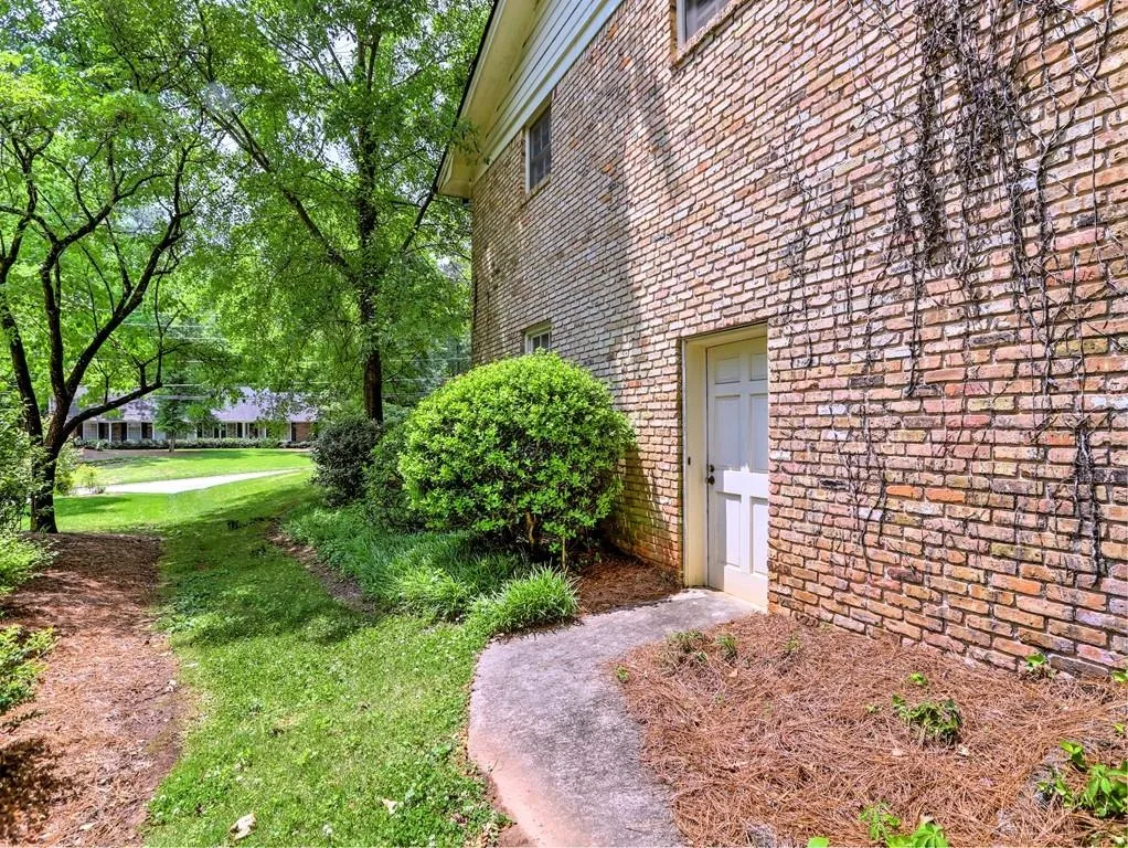 190 West Spalding Drive, Sandy Springs, Georgia 30328, 4 Bedrooms Bedrooms, ,2 BathroomsBathrooms,Residential,Sold,190 West Spalding Drive,7069918