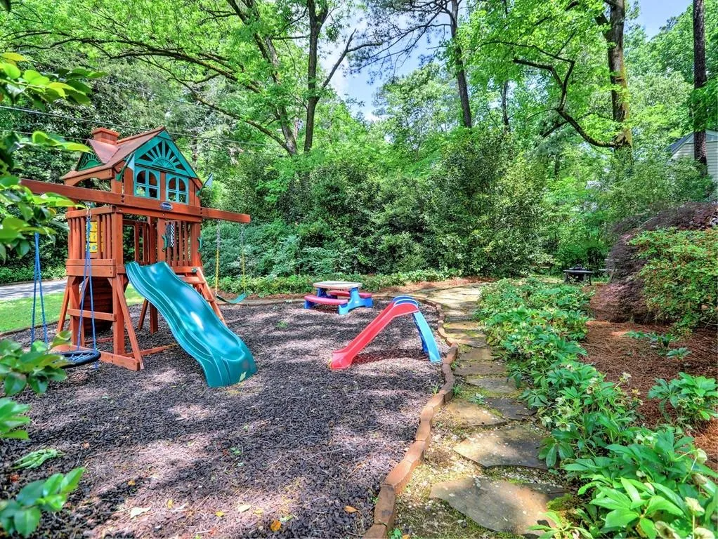 190 West Spalding Drive, Sandy Springs, Georgia 30328, 4 Bedrooms Bedrooms, ,2 BathroomsBathrooms,Residential,Sold,190 West Spalding Drive,7069918