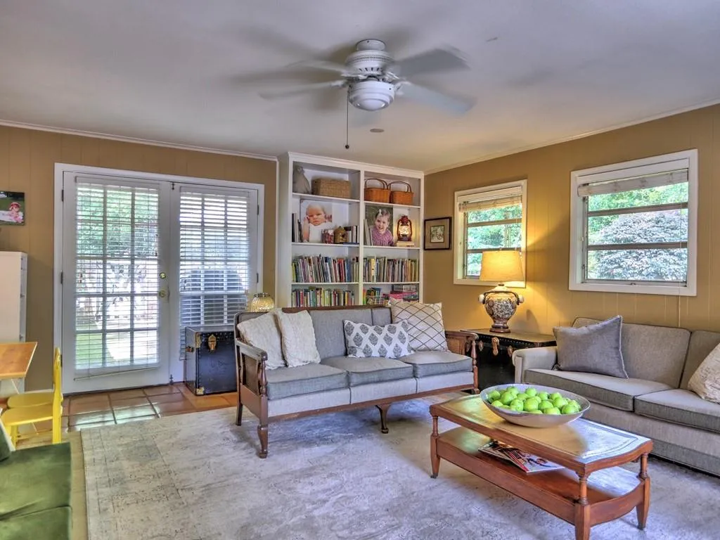 190 West Spalding Drive, Sandy Springs, Georgia 30328, 4 Bedrooms Bedrooms, ,2 BathroomsBathrooms,Residential,Sold,190 West Spalding Drive,7069918