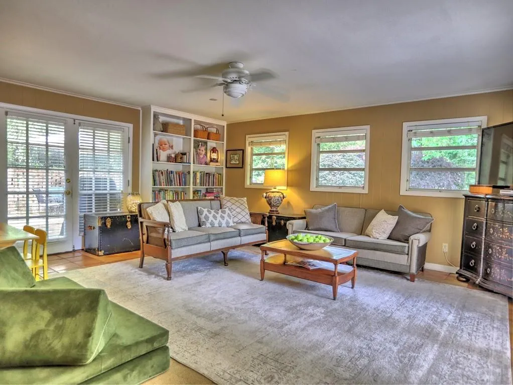 190 West Spalding Drive, Sandy Springs, Georgia 30328, 4 Bedrooms Bedrooms, ,2 BathroomsBathrooms,Residential,Sold,190 West Spalding Drive,7069918