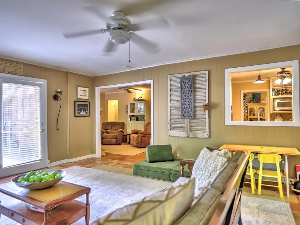 190 West Spalding Drive, Sandy Springs, Georgia 30328, 4 Bedrooms Bedrooms, ,2 BathroomsBathrooms,Residential,Sold,190 West Spalding Drive,7069918