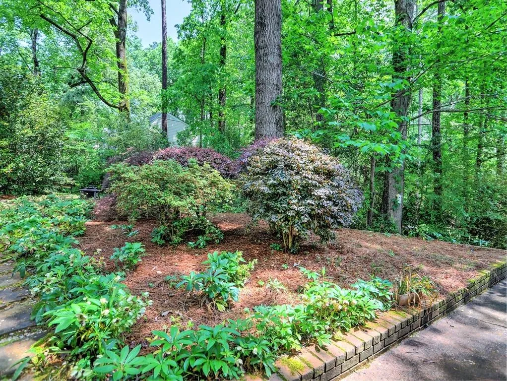 190 West Spalding Drive, Sandy Springs, Georgia 30328, 4 Bedrooms Bedrooms, ,2 BathroomsBathrooms,Residential,Sold,190 West Spalding Drive,7069918