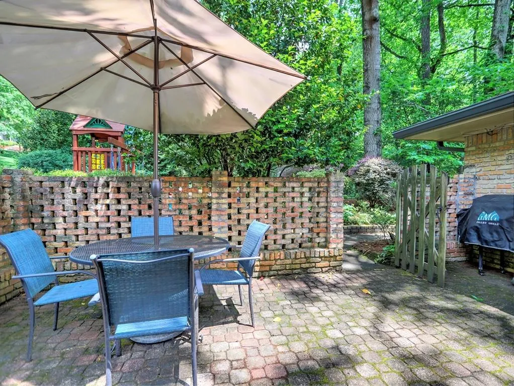 190 West Spalding Drive, Sandy Springs, Georgia 30328, 4 Bedrooms Bedrooms, ,2 BathroomsBathrooms,Residential,Sold,190 West Spalding Drive,7069918