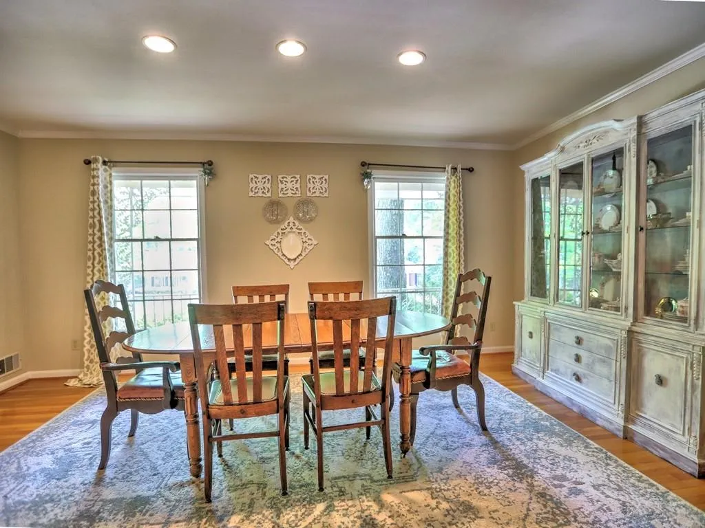 190 West Spalding Drive, Sandy Springs, Georgia 30328, 4 Bedrooms Bedrooms, ,2 BathroomsBathrooms,Residential,Sold,190 West Spalding Drive,7069918