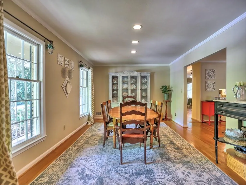190 West Spalding Drive, Sandy Springs, Georgia 30328, 4 Bedrooms Bedrooms, ,2 BathroomsBathrooms,Residential,Sold,190 West Spalding Drive,7069918