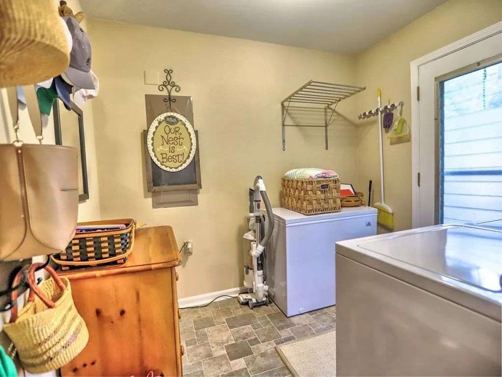 190 West Spalding Drive, Sandy Springs, Georgia 30328, 4 Bedrooms Bedrooms, ,2 BathroomsBathrooms,Residential,Sold,190 West Spalding Drive,7069918