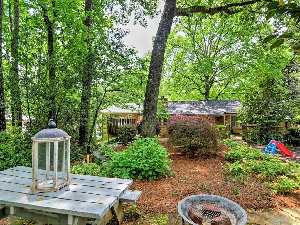 190 West Spalding Drive, Sandy Springs, Georgia 30328, 4 Bedrooms Bedrooms, ,2 BathroomsBathrooms,Residential,Sold,190 West Spalding Drive,7069918
