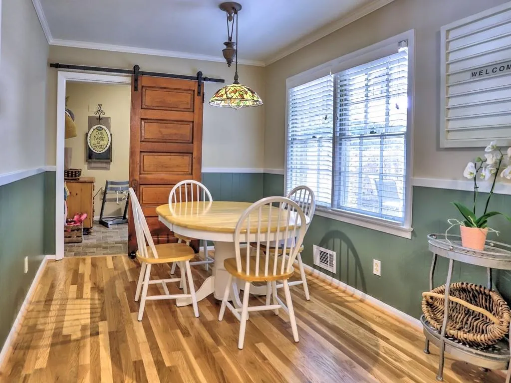 190 West Spalding Drive, Sandy Springs, Georgia 30328, 4 Bedrooms Bedrooms, ,2 BathroomsBathrooms,Residential,Sold,190 West Spalding Drive,7069918