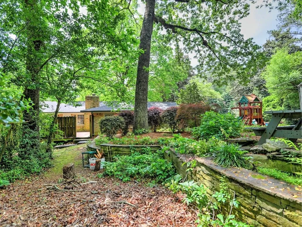 190 West Spalding Drive, Sandy Springs, Georgia 30328, 4 Bedrooms Bedrooms, ,2 BathroomsBathrooms,Residential,Sold,190 West Spalding Drive,7069918