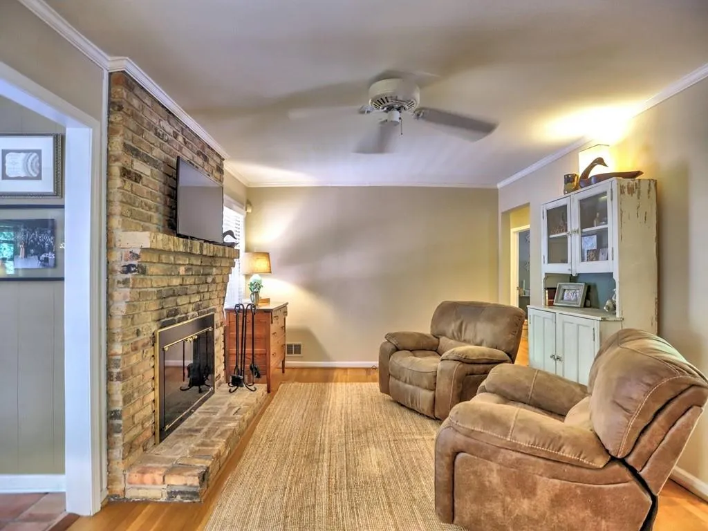 190 West Spalding Drive, Sandy Springs, Georgia 30328, 4 Bedrooms Bedrooms, ,2 BathroomsBathrooms,Residential,Sold,190 West Spalding Drive,7069918
