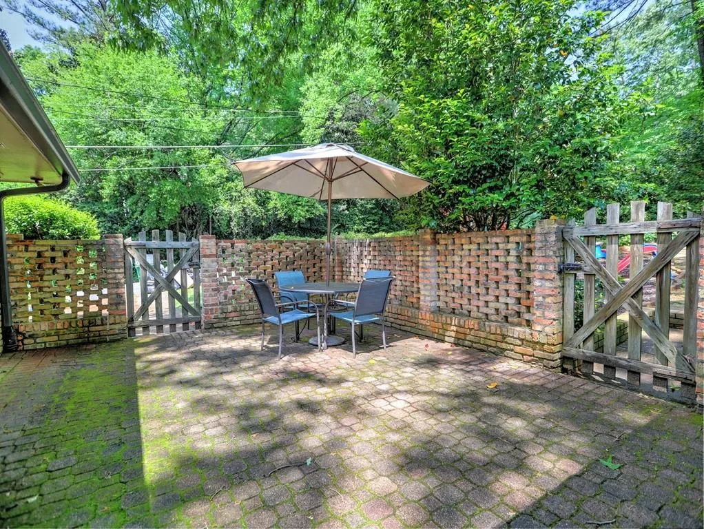 190 West Spalding Drive, Sandy Springs, Georgia 30328, 4 Bedrooms Bedrooms, ,2 BathroomsBathrooms,Residential,Sold,190 West Spalding Drive,7069918