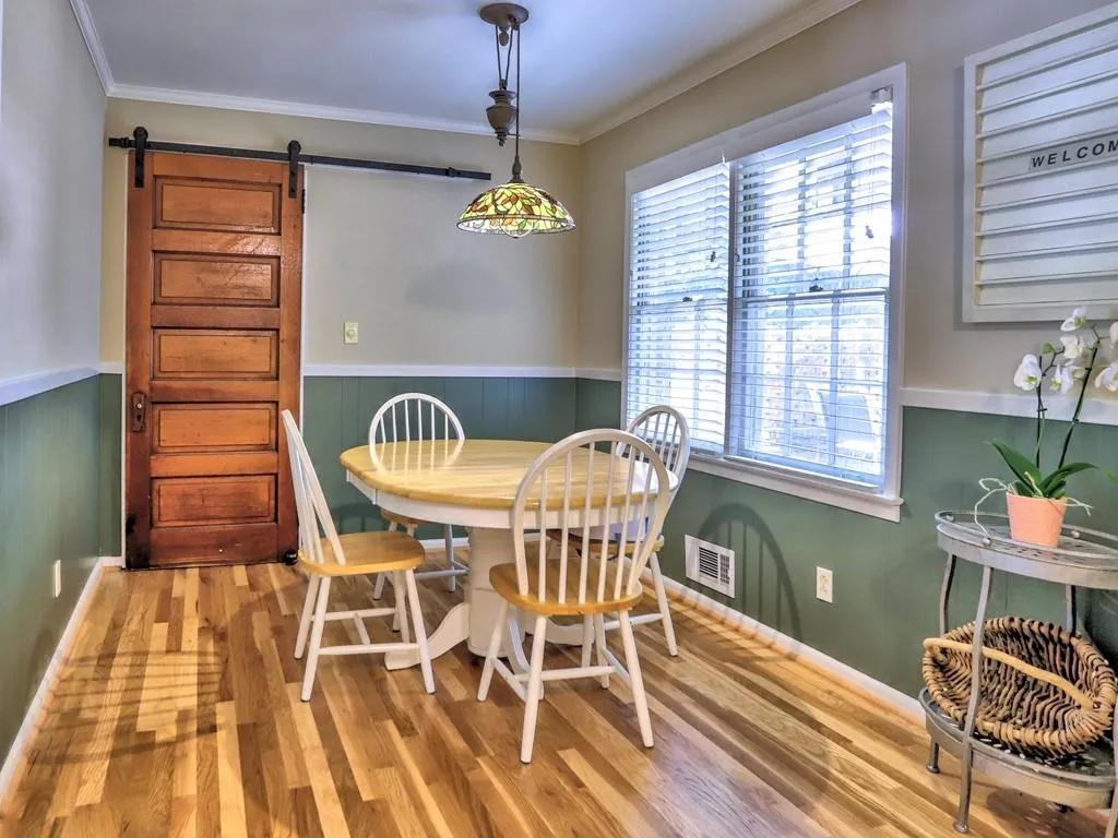 190 West Spalding Drive, Sandy Springs, Georgia 30328, 4 Bedrooms Bedrooms, ,2 BathroomsBathrooms,Residential,Sold,190 West Spalding Drive,7069918
