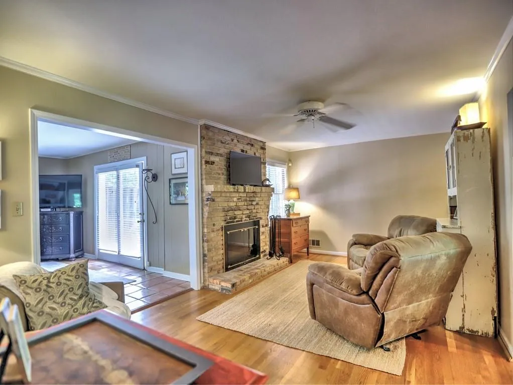 190 West Spalding Drive, Sandy Springs, Georgia 30328, 4 Bedrooms Bedrooms, ,2 BathroomsBathrooms,Residential,Sold,190 West Spalding Drive,7069918