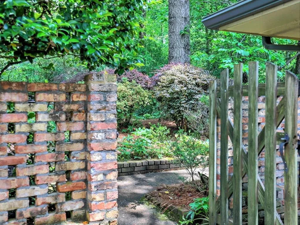 190 West Spalding Drive, Sandy Springs, Georgia 30328, 4 Bedrooms Bedrooms, ,2 BathroomsBathrooms,Residential,Sold,190 West Spalding Drive,7069918