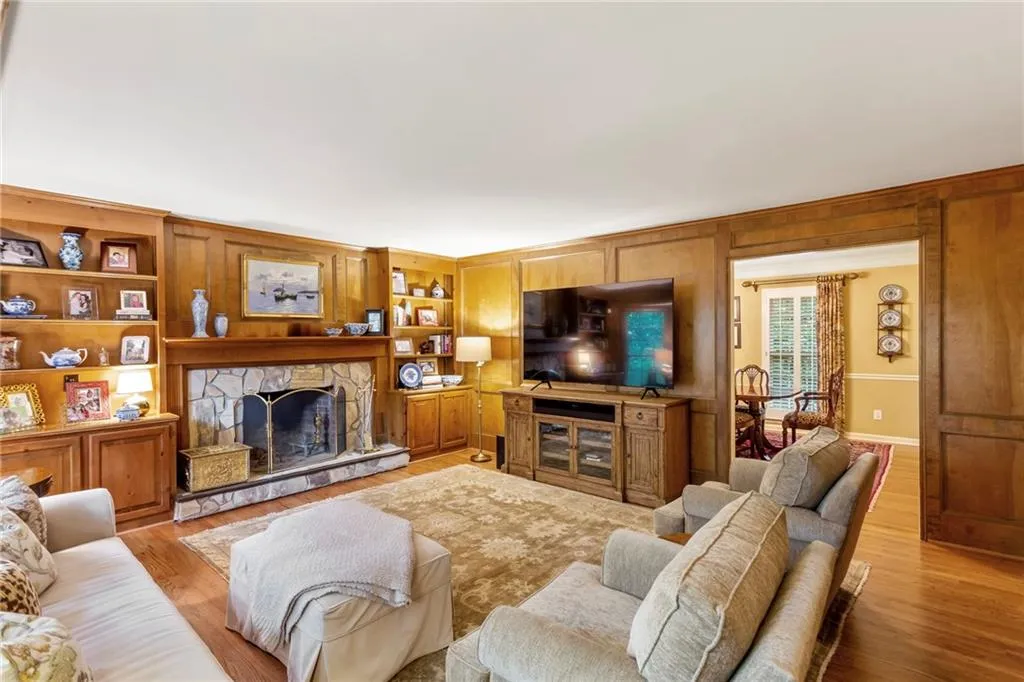 7065 Glenridge Drive, Sandy Springs, Georgia 30328, 4 Bedrooms Bedrooms, ,2 BathroomsBathrooms,Residential,Sold,7065 Glenridge Drive,6787695
