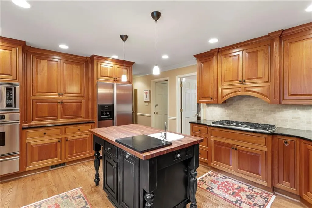 7065 Glenridge Drive, Sandy Springs, Georgia 30328, 4 Bedrooms Bedrooms, ,2 BathroomsBathrooms,Residential,Sold,7065 Glenridge Drive,6787695