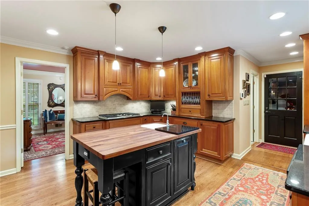 7065 Glenridge Drive, Sandy Springs, Georgia 30328, 4 Bedrooms Bedrooms, ,2 BathroomsBathrooms,Residential,Sold,7065 Glenridge Drive,6787695