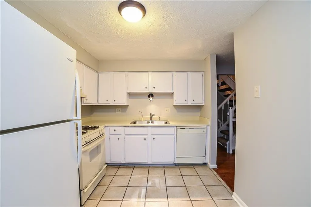 8873 Roberts Drive, Sandy Springs, Georgia 30350, 2 Bedrooms Bedrooms, ,2 BathroomsBathrooms,Residential,Sold,8873 Roberts Drive,6029902
