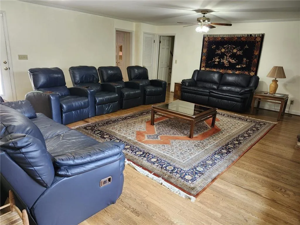 Large family room - great for entertaining!