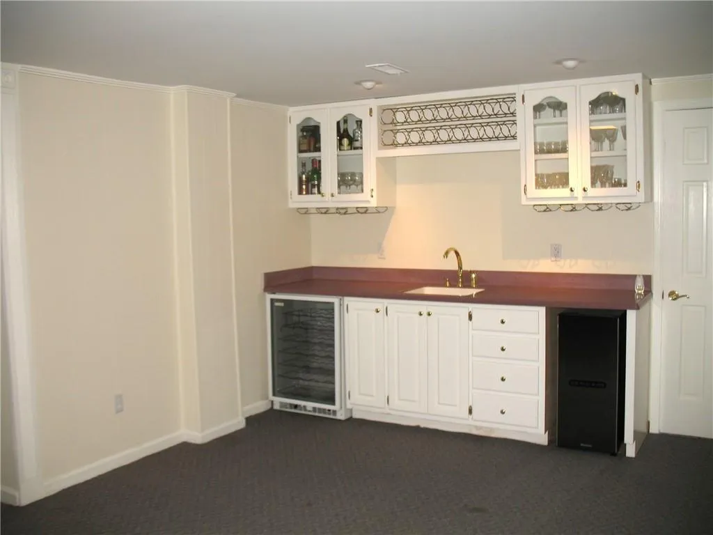 Terrace level wet bar
