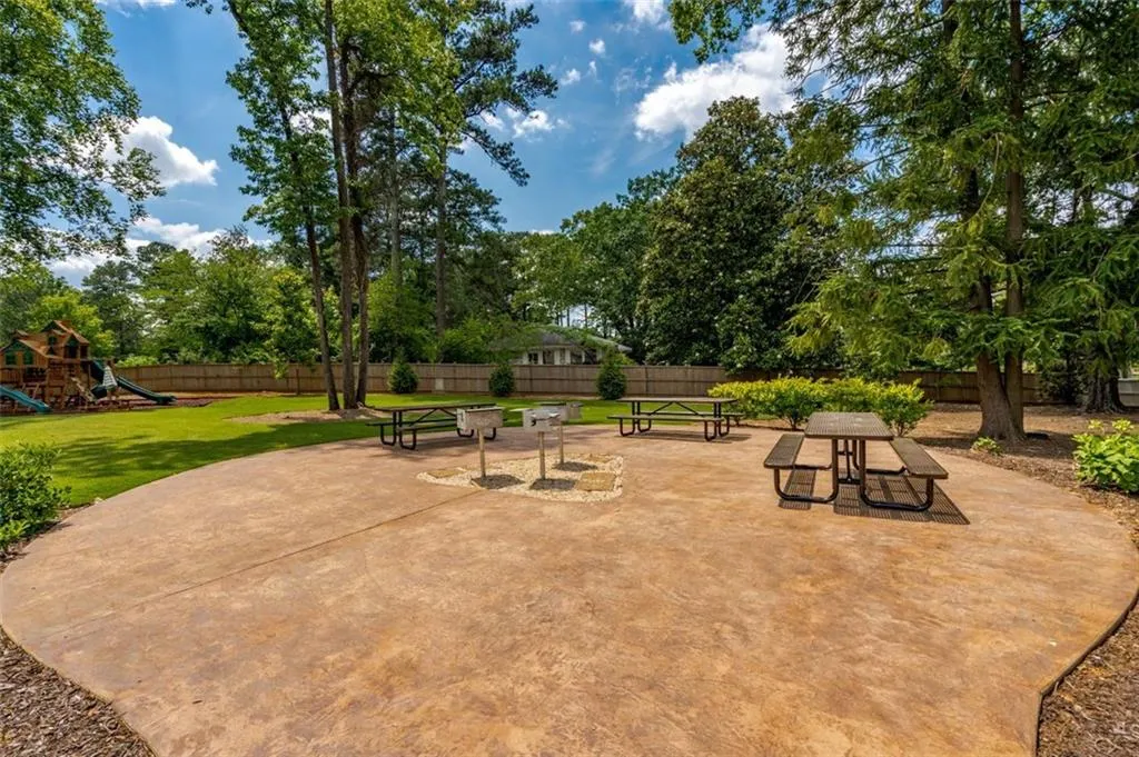133 Austin Drive, Atlanta, Georgia 30328, 4 Bedrooms Bedrooms, ,3 BathroomsBathrooms,Residential,Sold,133 Austin Drive,6932425