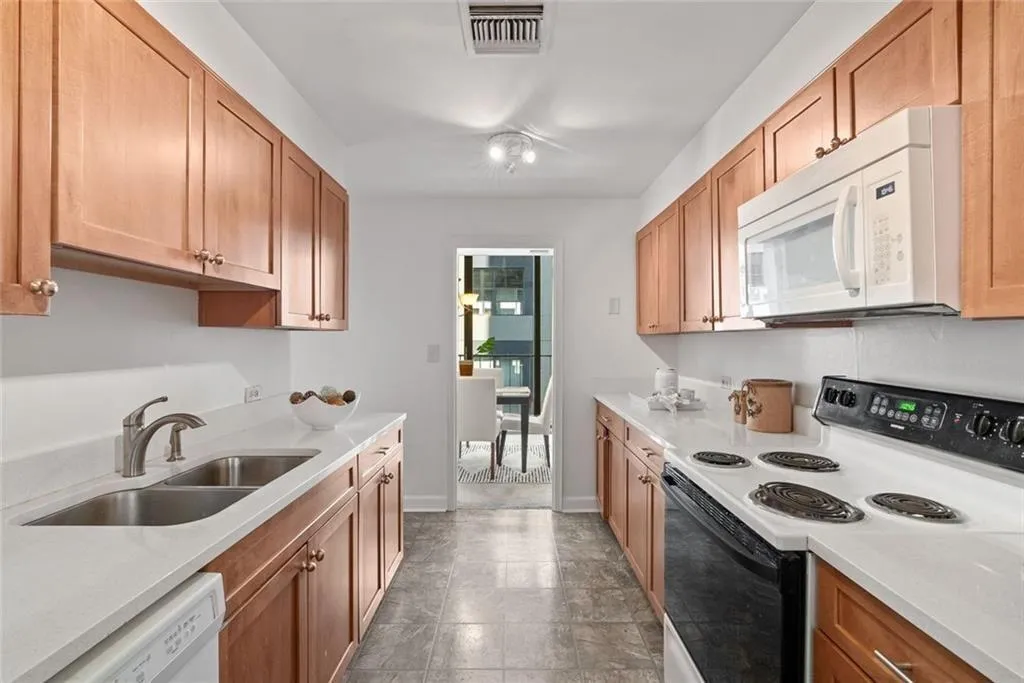145 15th Street Ne Unit 602, Atlanta, Georgia 30309, 2 Bedrooms Bedrooms, ,2 BathroomsBathrooms,Residential,For Sale,145 15th Street Ne Unit 602,7613277