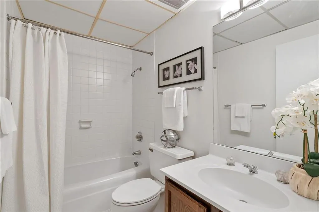 145 15th Street Ne Unit 602, Atlanta, Georgia 30309, 2 Bedrooms Bedrooms, ,2 BathroomsBathrooms,Residential,For Sale,145 15th Street Ne Unit 602,7613277