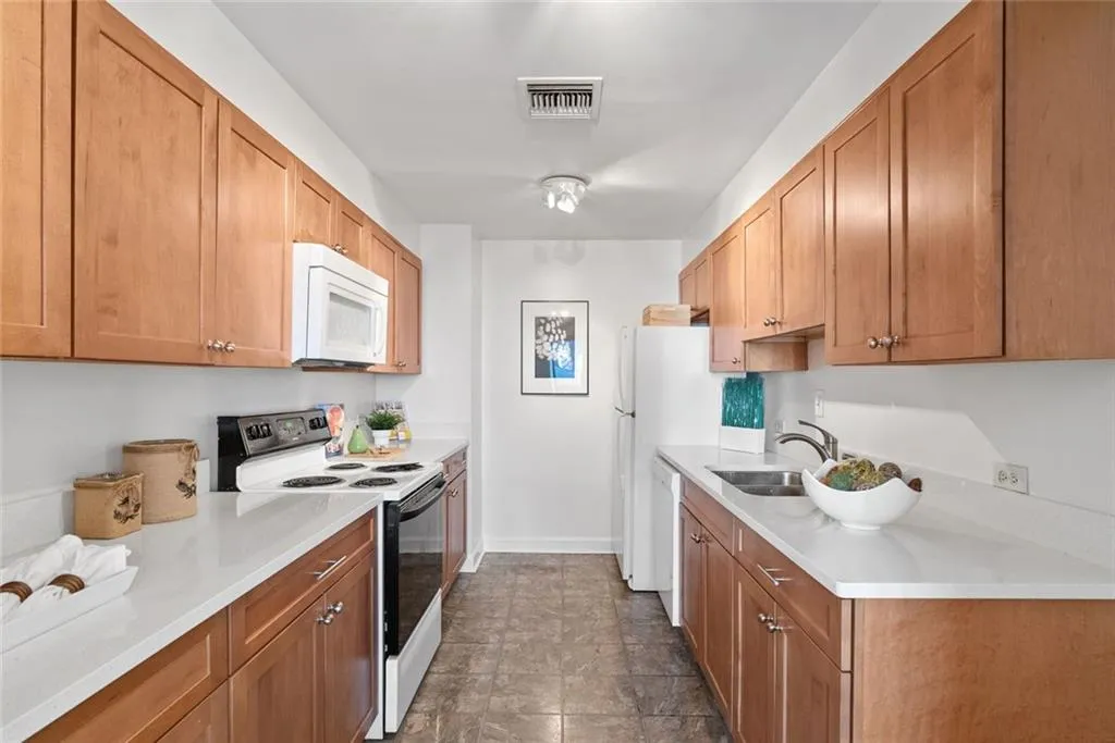145 15th Street Ne Unit 602, Atlanta, Georgia 30309, 2 Bedrooms Bedrooms, ,2 BathroomsBathrooms,Residential,For Sale,145 15th Street Ne Unit 602,7613277