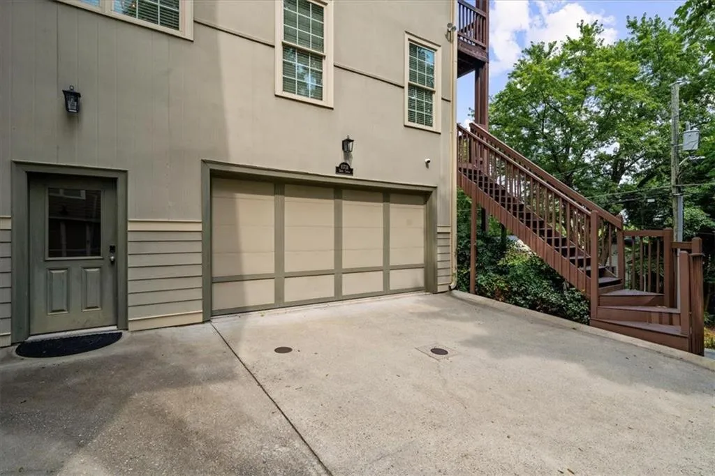 1071 Davis Circle Nw Unit R, Atlanta, Georgia 30318, 3 Bedrooms Bedrooms, ,2 BathroomsBathrooms,Residential,For Sale,1071 Davis Circle Nw Unit R,7613093