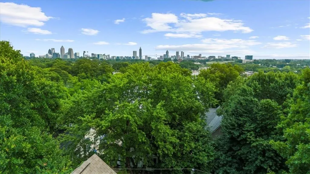 1071 Davis Circle Nw Unit R, Atlanta, Georgia 30318, 3 Bedrooms Bedrooms, ,2 BathroomsBathrooms,Residential,For Sale,1071 Davis Circle Nw Unit R,7613093