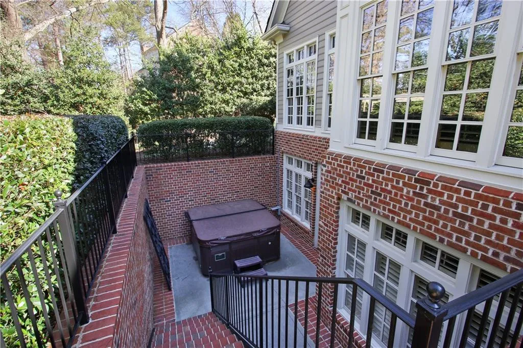 4989 Peachtree Dunwoody Road, Atlanta, Georgia 30342, 5 Bedrooms Bedrooms, ,4 BathroomsBathrooms,Residential,Sold,4989 Peachtree Dunwoody Road,6686019