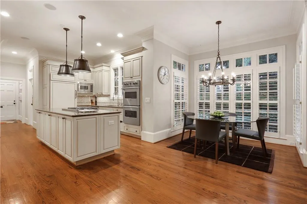 4989 Peachtree Dunwoody Road, Atlanta, Georgia 30342, 5 Bedrooms Bedrooms, ,4 BathroomsBathrooms,Residential,Sold,4989 Peachtree Dunwoody Road,6686019