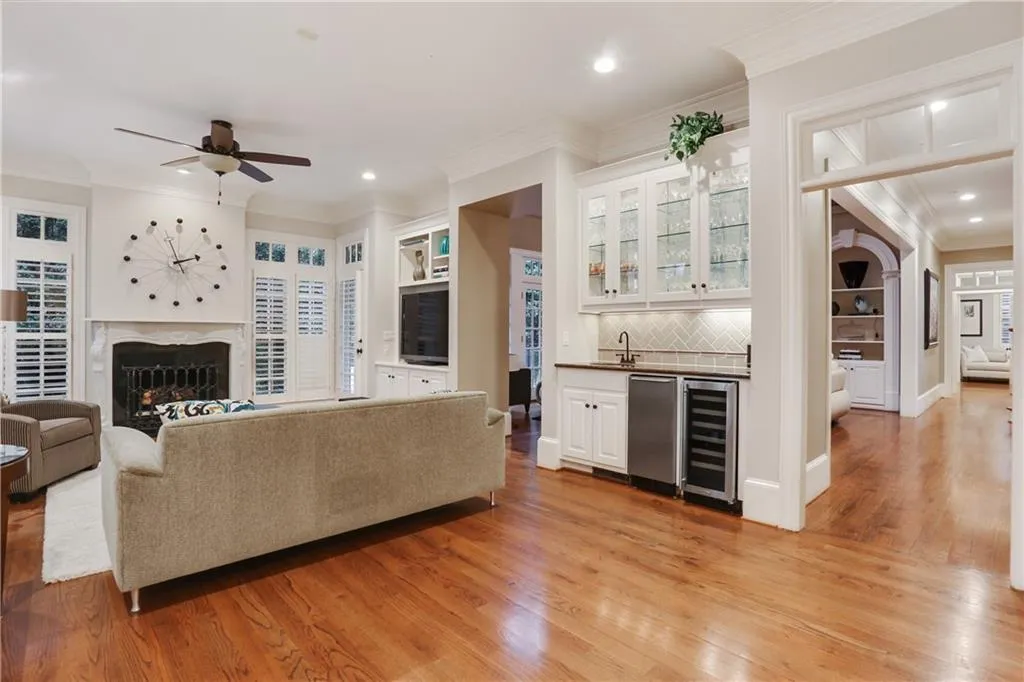 4989 Peachtree Dunwoody Road, Atlanta, Georgia 30342, 5 Bedrooms Bedrooms, ,4 BathroomsBathrooms,Residential,Sold,4989 Peachtree Dunwoody Road,6686019