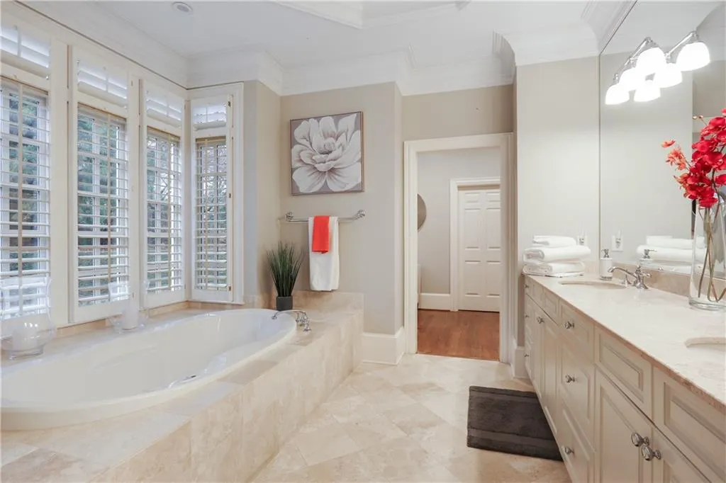 4989 Peachtree Dunwoody Road, Atlanta, Georgia 30342, 5 Bedrooms Bedrooms, ,4 BathroomsBathrooms,Residential,Sold,4989 Peachtree Dunwoody Road,6686019