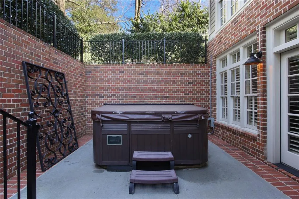 4989 Peachtree Dunwoody Road, Atlanta, Georgia 30342, 5 Bedrooms Bedrooms, ,4 BathroomsBathrooms,Residential,Sold,4989 Peachtree Dunwoody Road,6686019