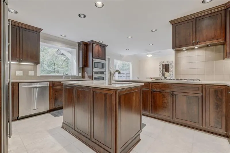 5430 E Idlewood Lane, Sandy Springs, Georgia 30327, 6 Bedrooms Bedrooms, ,4 BathroomsBathrooms,Residential,Sold,5430 E Idlewood Lane,6642453