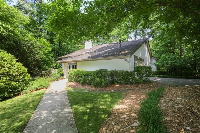 5430 E Idlewood Lane, Sandy Springs, Georgia 30327, 6 Bedrooms Bedrooms, ,4 BathroomsBathrooms,Residential,Sold,5430 E Idlewood Lane,6642453