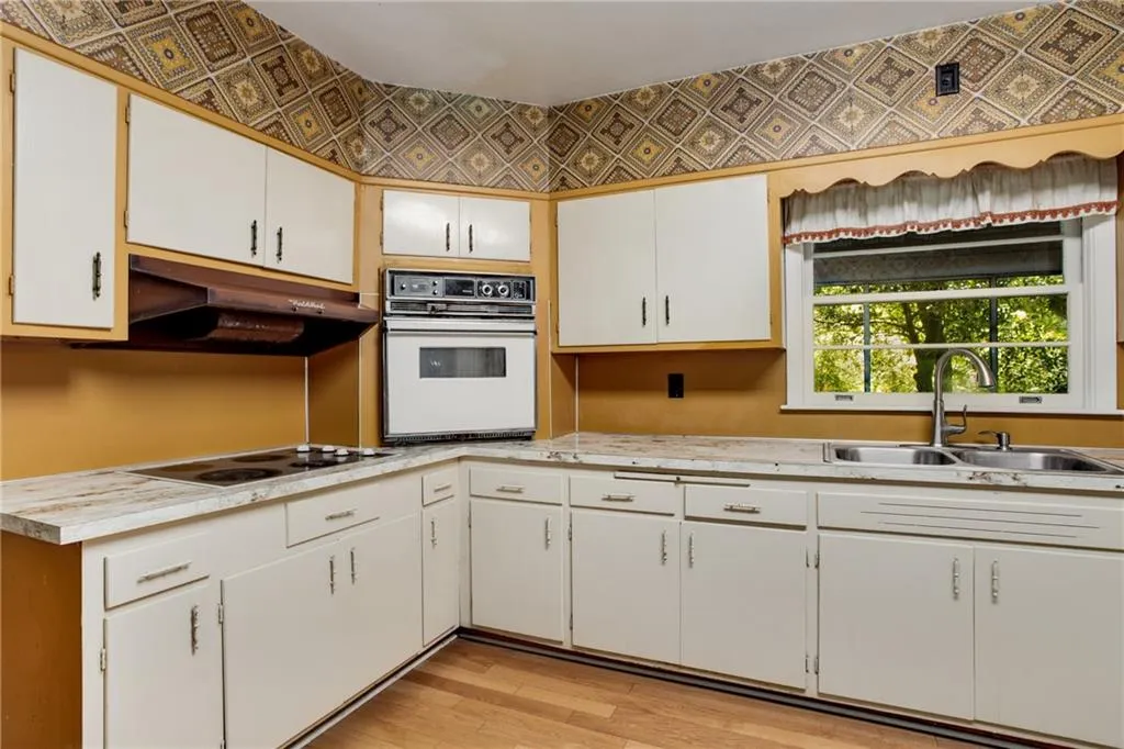 675 Glenforest Road, Sandy Springs, Georgia 30328, 3 Bedrooms Bedrooms, ,2 BathroomsBathrooms,Residential,Sold,675 Glenforest Road,7212750