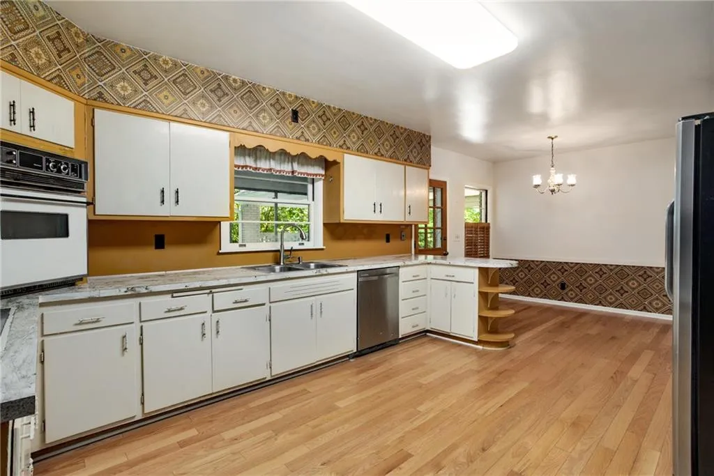 675 Glenforest Road, Sandy Springs, Georgia 30328, 3 Bedrooms Bedrooms, ,2 BathroomsBathrooms,Residential,Sold,675 Glenforest Road,7212750