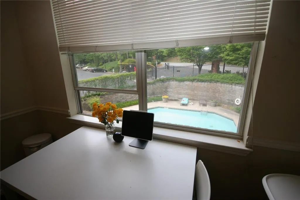 5559 Glenridge Drive Unit 2202, Atlanta, Georgia 30342, 2 Bedrooms Bedrooms, ,1 BathroomBathrooms,Residential,Sold,5559 Glenridge Drive Unit 2202,7043049