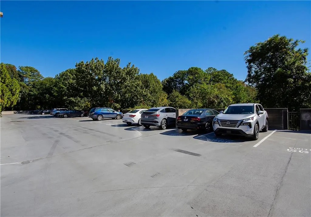 rare, this complex has a lot of visitor parking on the top floor of the parking deck, addtional parking in other decks.