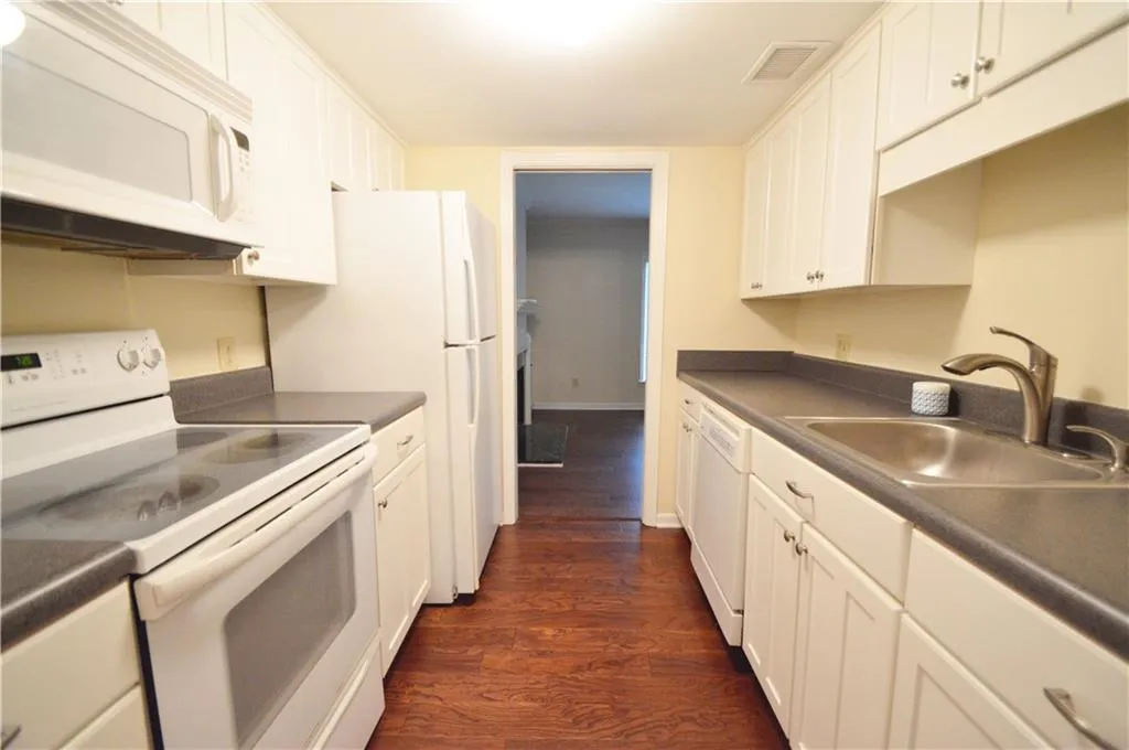 5 Ivy Trail Ne, Atlanta, Georgia 30342, 3 Bedrooms Bedrooms, ,3 BathroomsBathrooms,Residential,Sold,5 Ivy Trail Ne,5714051