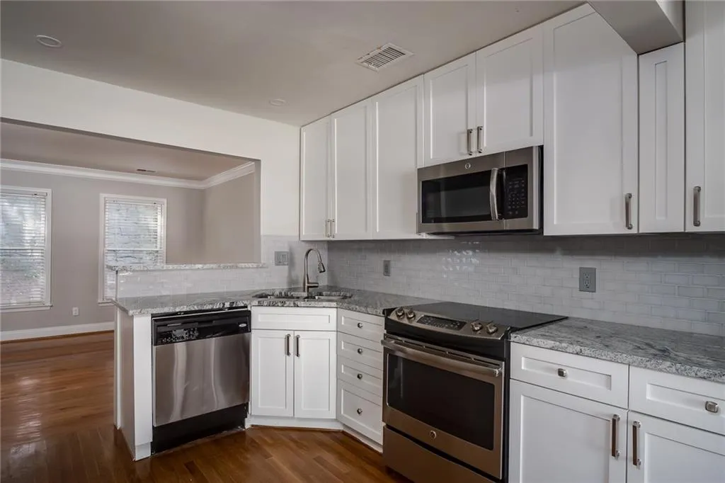 250 Peachtree Hollow Court, Sandy Springs, Georgia 30328, 2 Bedrooms Bedrooms, ,2 BathroomsBathrooms,Residential,Sold,250 Peachtree Hollow Court,6780313
