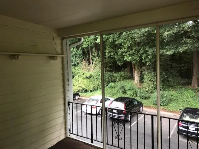 6700 Roswell Road Ne Unit 2d, Sandy Springs, Georgia 30328, 3 Bedrooms Bedrooms, ,2 BathroomsBathrooms,Residential,Sold,6700 Roswell Road Ne Unit 2d,5901160