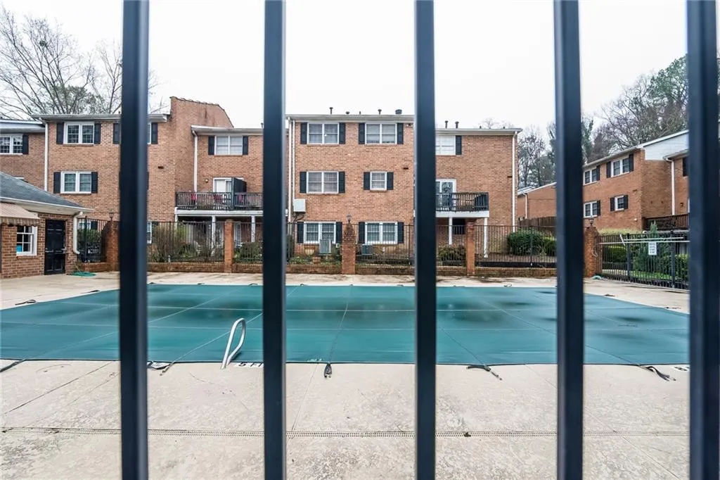 6520 Roswell Road Unit 93, Atlanta, Georgia 30328, 3 Bedrooms Bedrooms, ,2 BathroomsBathrooms,Residential,Sold,6520 Roswell Road Unit 93,6507566