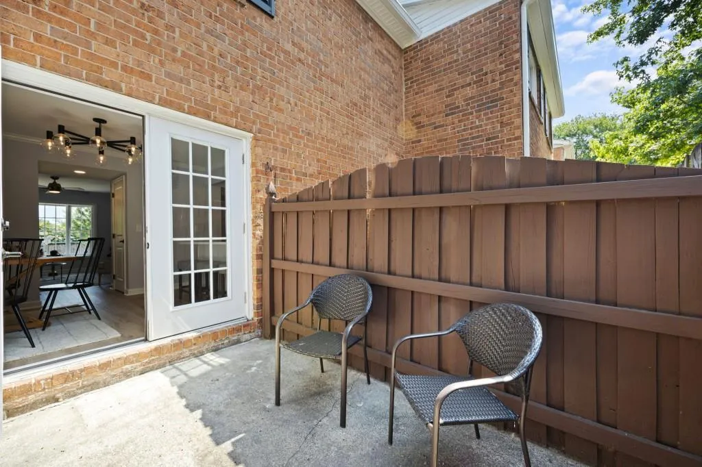 6520 Roswell Road Unit 8, Sandy Springs, Georgia 30328, 2 Bedrooms Bedrooms, ,2 BathroomsBathrooms,Residential,Sold,6520 Roswell Road Unit 8,7407909