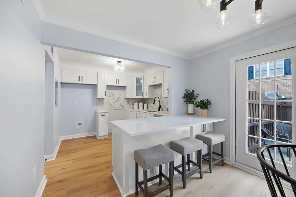6520 Roswell Road Unit 8, Sandy Springs, Georgia 30328, 2 Bedrooms Bedrooms, ,2 BathroomsBathrooms,Residential,Sold,6520 Roswell Road Unit 8,7407909