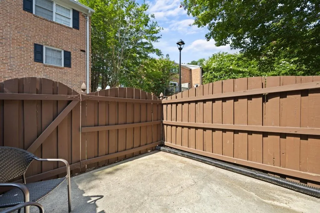 6520 Roswell Road Unit 8, Sandy Springs, Georgia 30328, 2 Bedrooms Bedrooms, ,2 BathroomsBathrooms,Residential,Sold,6520 Roswell Road Unit 8,7407909