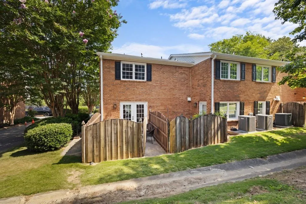 6520 Roswell Road Unit 8, Sandy Springs, Georgia 30328, 2 Bedrooms Bedrooms, ,2 BathroomsBathrooms,Residential,Sold,6520 Roswell Road Unit 8,7407909